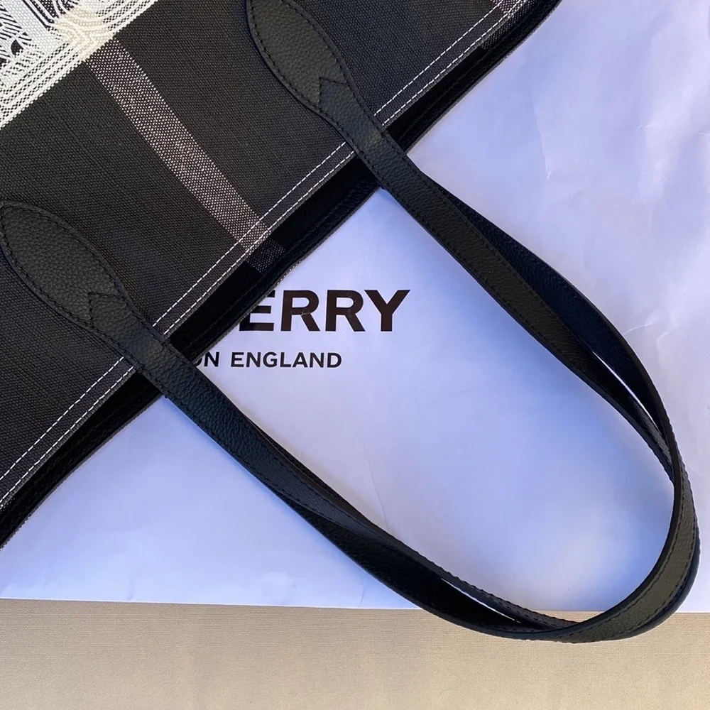 Burberry - Picture 14 of 16